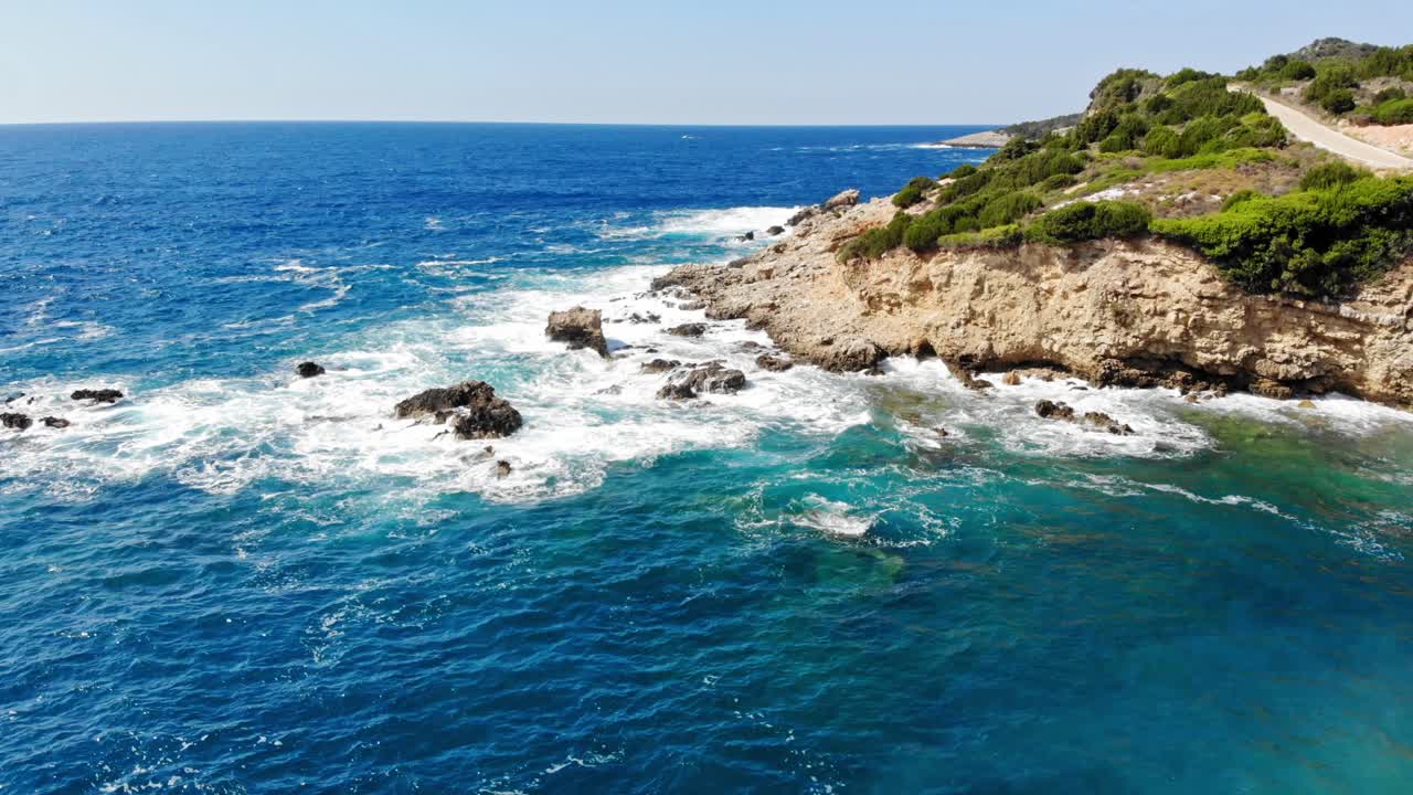 Strada costiera vicino alla scogliera rocciosa della spiaggia di Gerusalemme a Erisos, nell'isola ionica di Cefalonia, Grecia