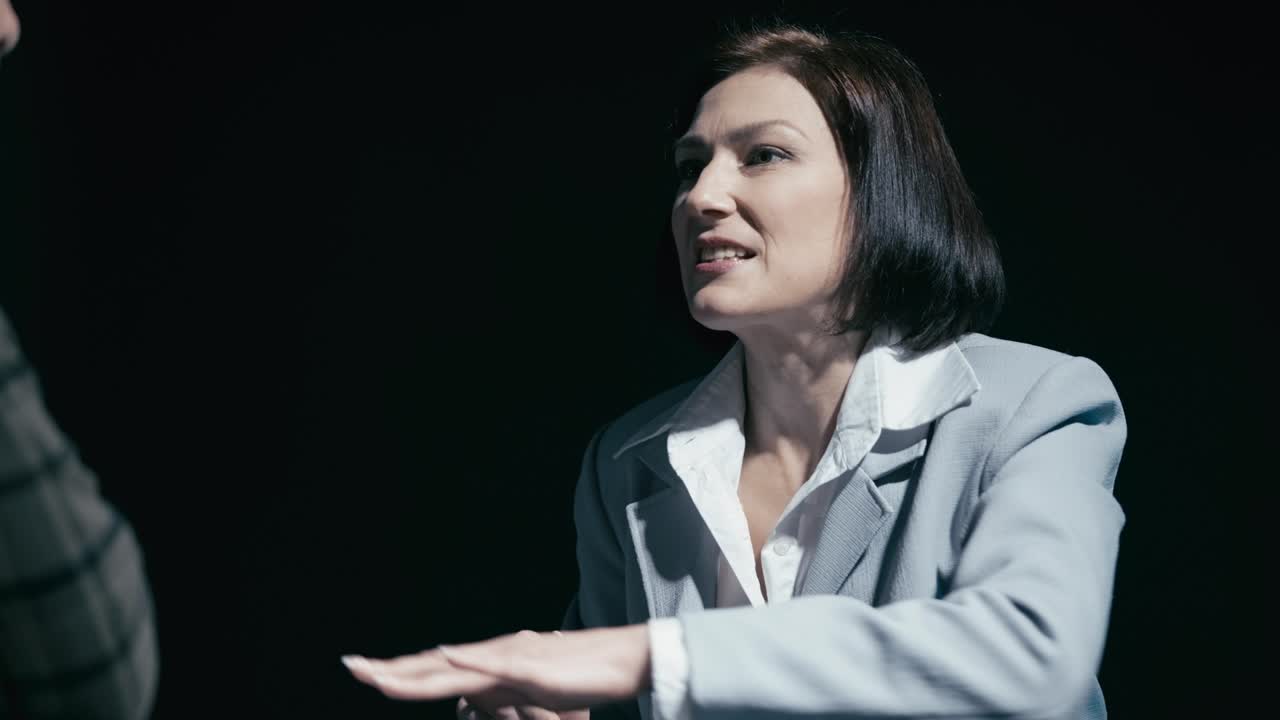 investigadora agresiva gritando al testigo obligando al hombre a firmar una confesión