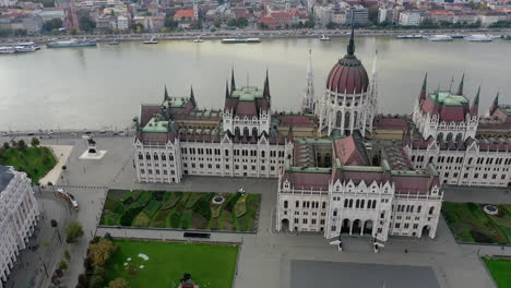 Parlamentsgebäude-Von-Außen-Im-Budapest-Herbst