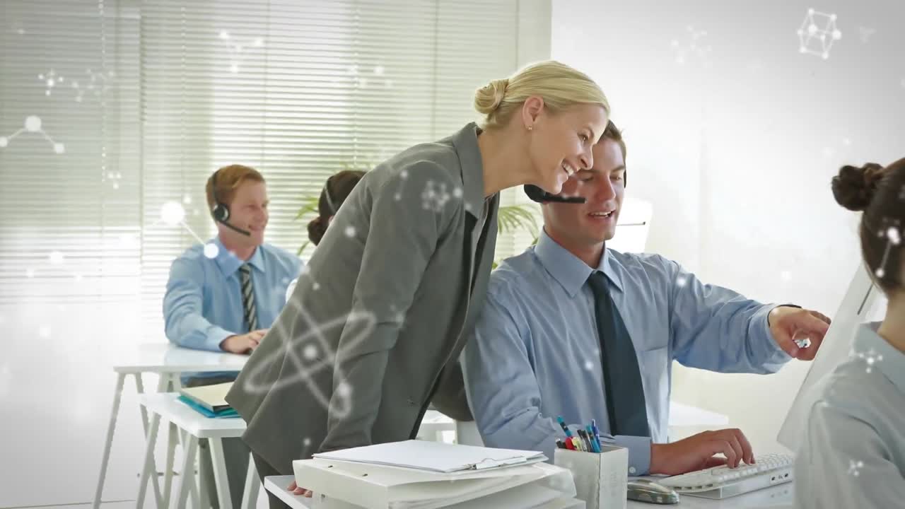 Animazione di molecole in movimento su persone d'affari che indossano cuffie telefoniche