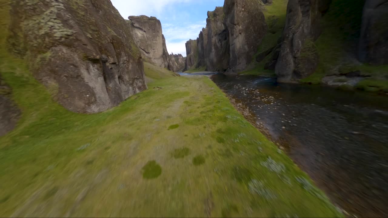 vuelo de drone fpv a través de un cañón en islandia