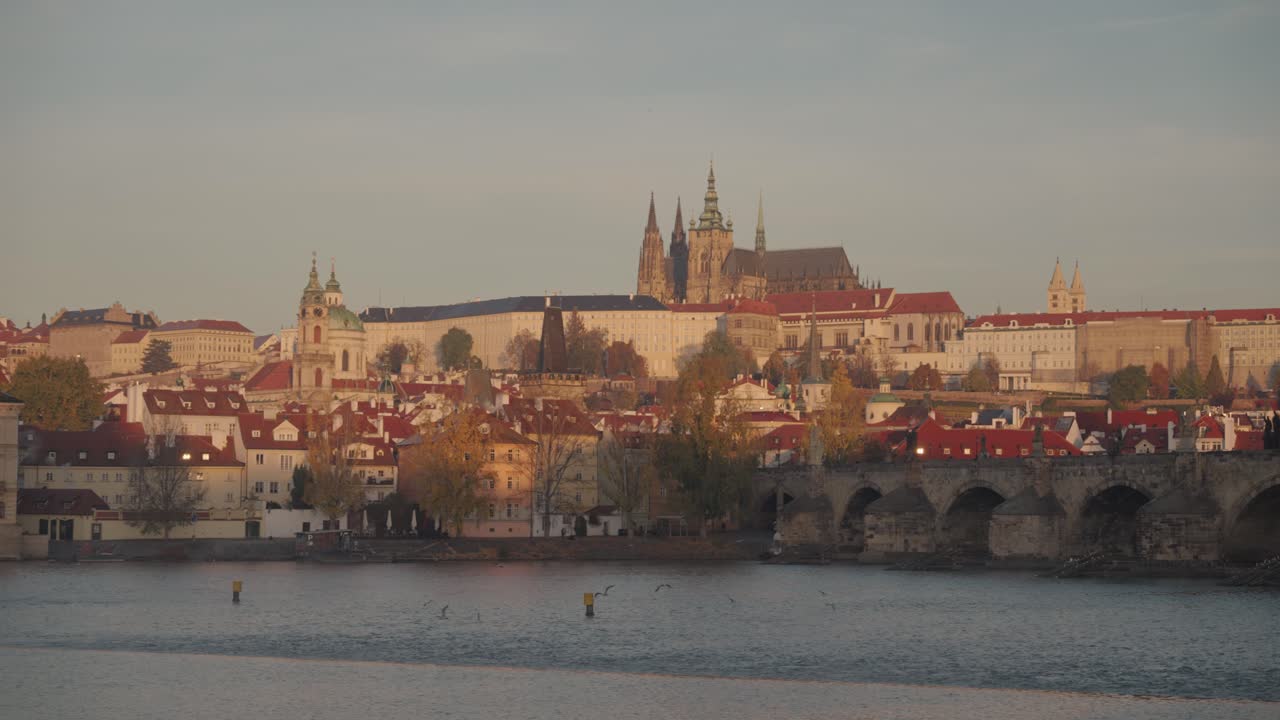 Paesaggio urbano di Praga con Ponte Carlo e fiume Moldava