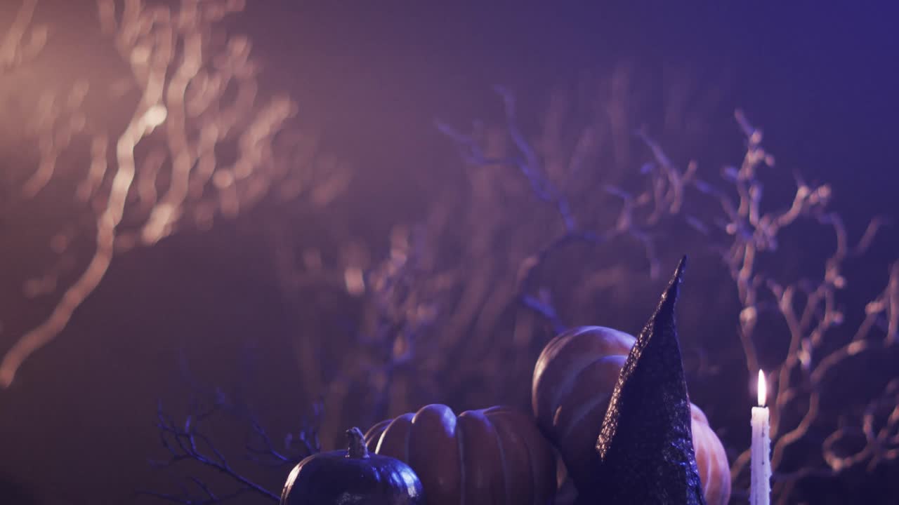 видео из тыквы хэллоуина, шляпы, свечи и копирования пространства на фиолетовом фоне