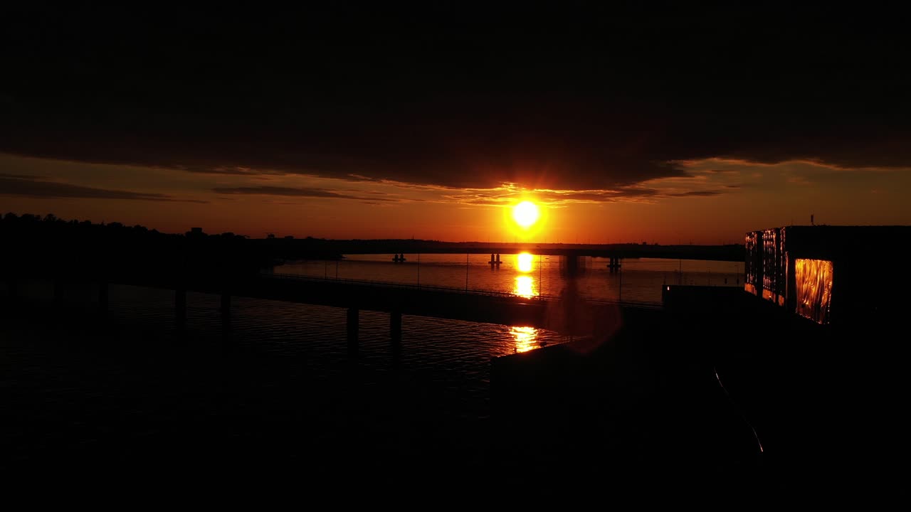 Luftaufnahme eines Sonnenuntergangs über den Brücken zwischen Lauttasaari und Ruoholahti in Helsinki
