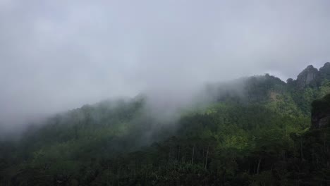 在霧<unk>的天氣下拍攝山丘的無人機視頻