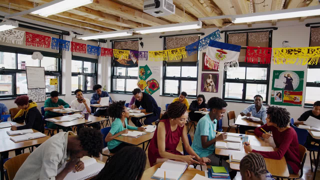 Alunos diversos aprendendo em sala de aula