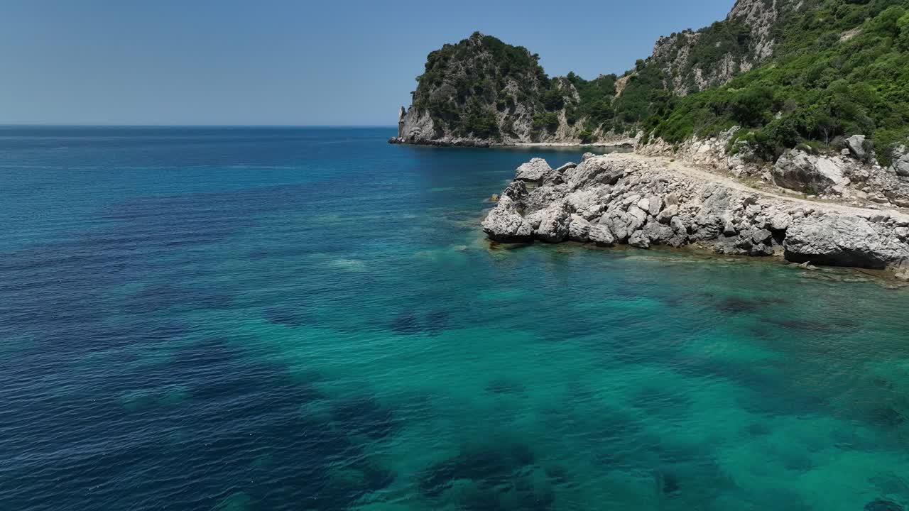 Acque cristalline e blu lungo le coste rocciose dell'isola di Corfù in Grecia, vista aerea