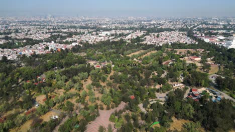 &quot;Vida-Silvestre-Y-Paisaje-Urbano:-Una-Vista-De-Dron-Del-Bosque-De-San-Juan-De-Aragón-Y-La-Ciudad-De-México-En-La-Distancia