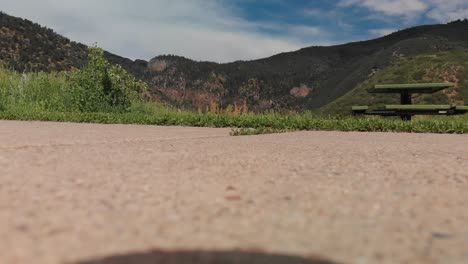 área de picnic con vista al río colorado en moab, ee.uu.