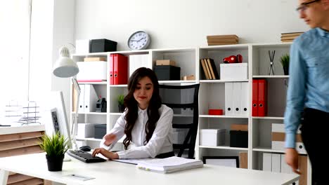 la secretaria está decepcionada de recibir una nueva asignación del director.