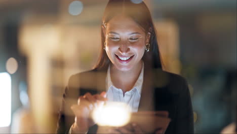 Tableta,-Sonrisa-Y-Una-Mujer-De-Negocios-Feliz