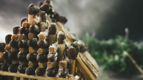 Miniaturszene-Mit-Verschneitem-Streichholzhaus-In-Rauchwolke