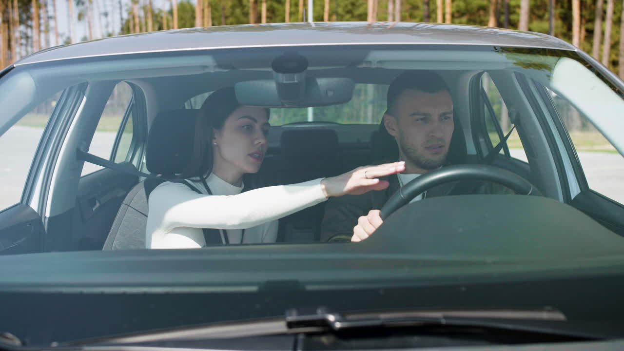 운전하는 법을 배우는 남자