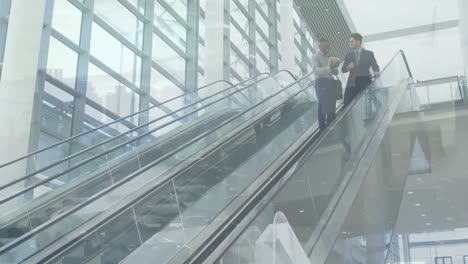 diversos colegas de negocios masculinos con tableta hablando en la escalera mecánica, sobre el paisaje urbano