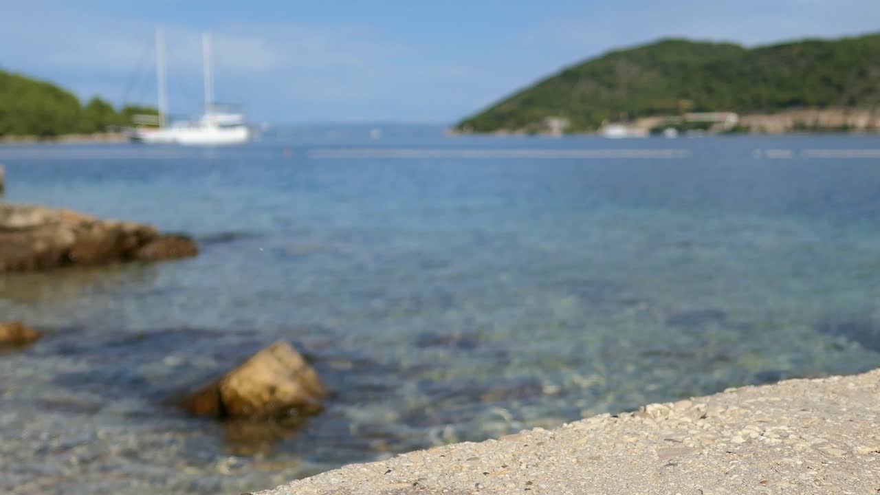 подбор маски и плавников для подводного плавания с видом на средиземное море на заднем плане