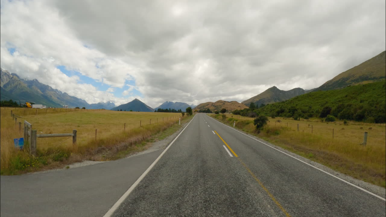 Viaggiando su autostrada asfaltata verso Glenorchy, nella regione di Otago, Nuova Zelanda