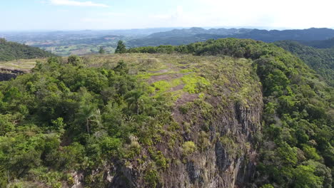 cima de la montaña en el paisaje rural