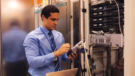 técnico que utiliza un analizador de cables digital