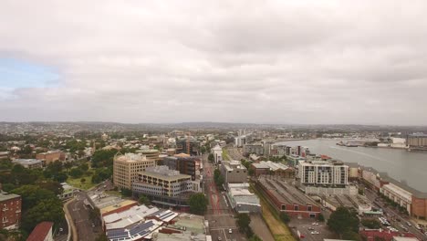 toma de drones de la ciudad de newcastle en un día nublado