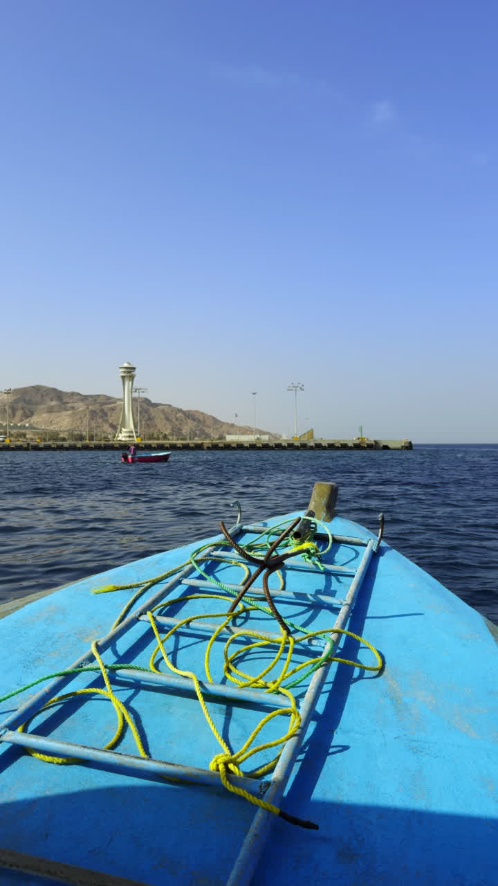 은 날 항구 에 있는 배