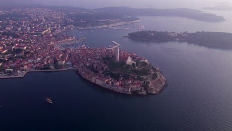 Ciudad-Medieval-De-Rovinj-A-Orillas-Del-Mar-Adriático-Con-Sol-Brillante-Por-La-Tarde