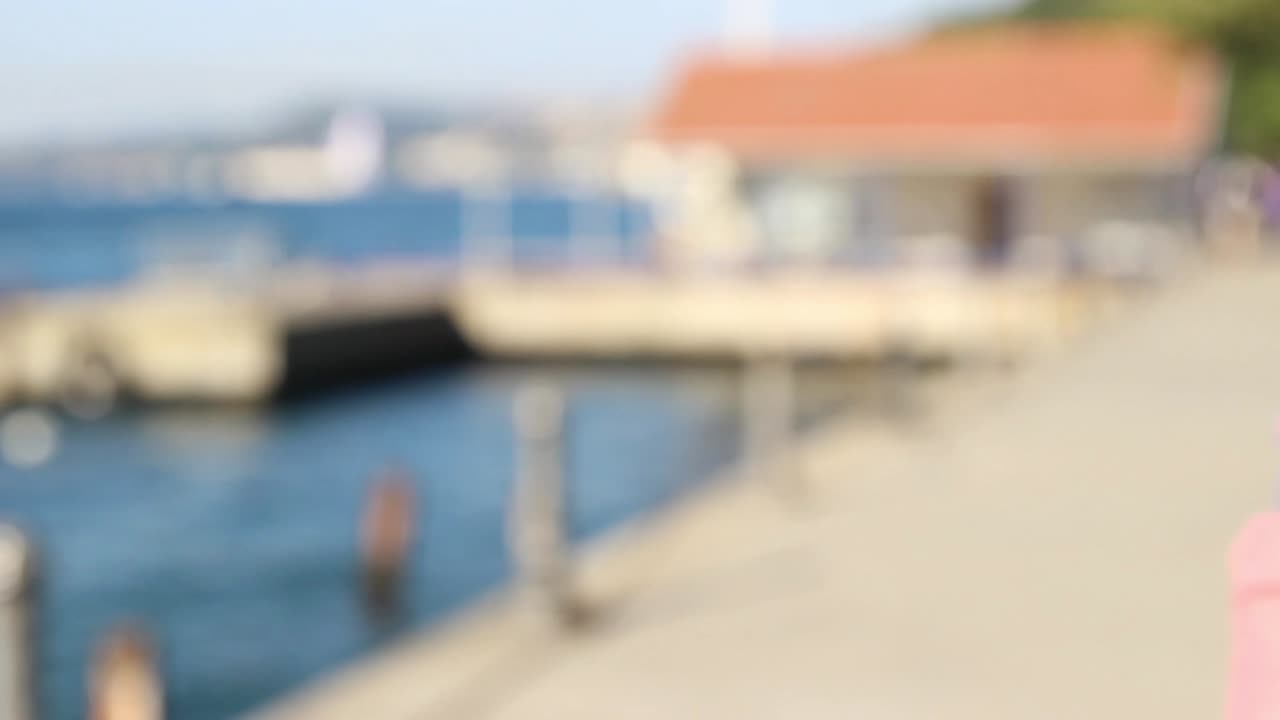 Ung man väntar och kontrollerar tiden på sin klocka, närbild.