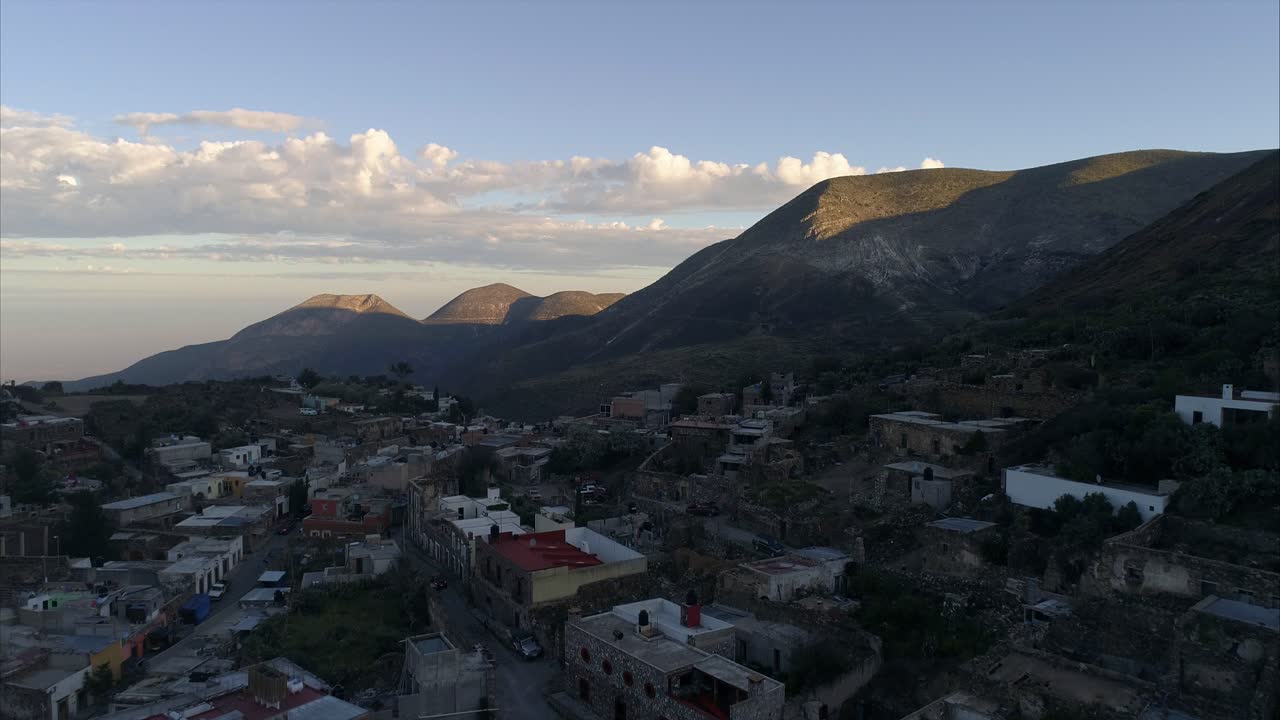 toma aérea de drones de real de catorce en la mañana, san luis potosi méxico