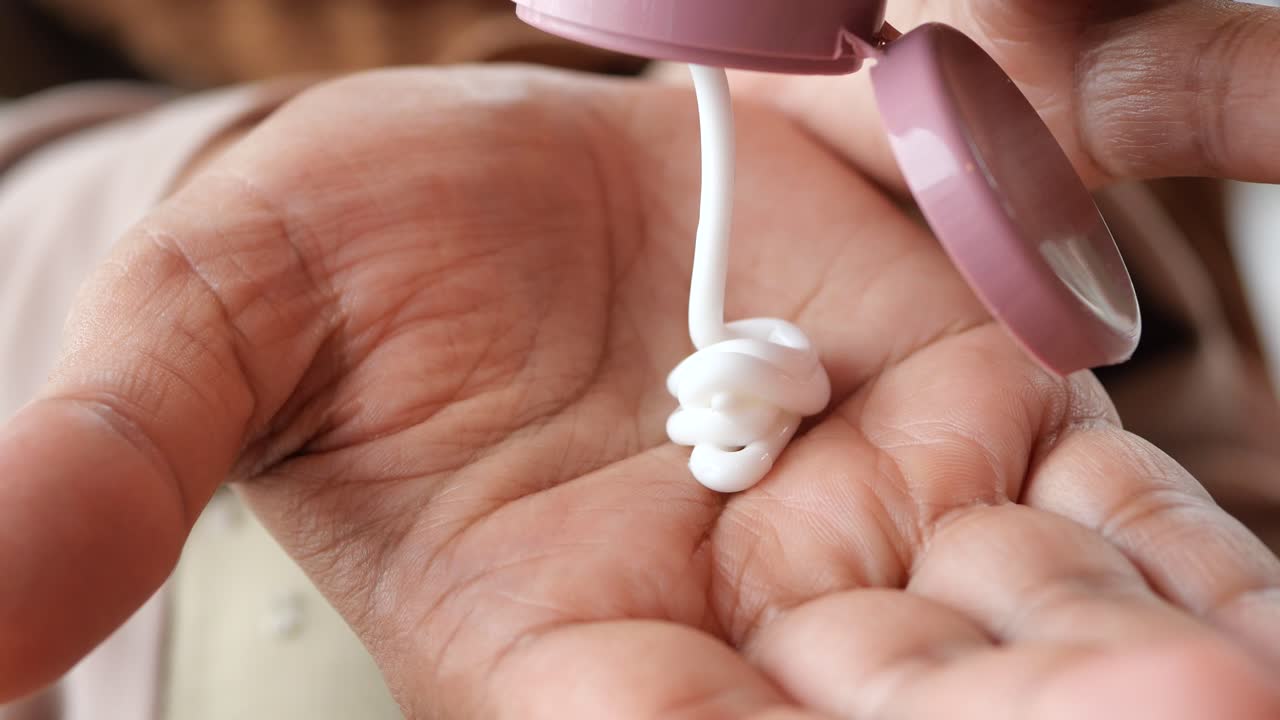 손 크림을 적용하는 것