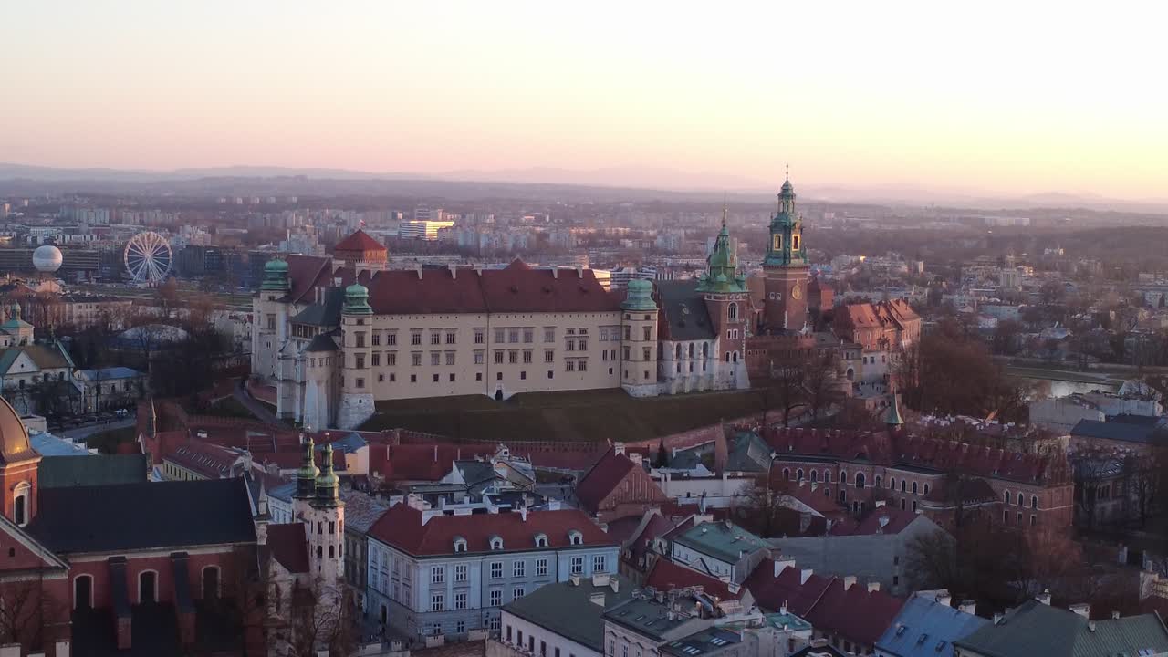 Panoramisk luftfoto av Wawel kongeslott i Kraków ved solnedgang