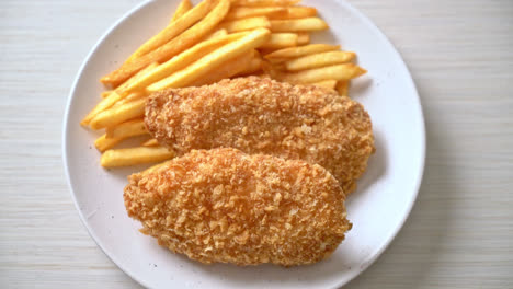 Gebratenes-Hähnchenbrustfiletsteak-Mit-Pommes-Frites-Und-Ketchup