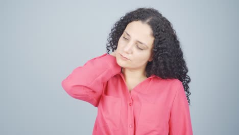 mujer joven con dolor de cuello.