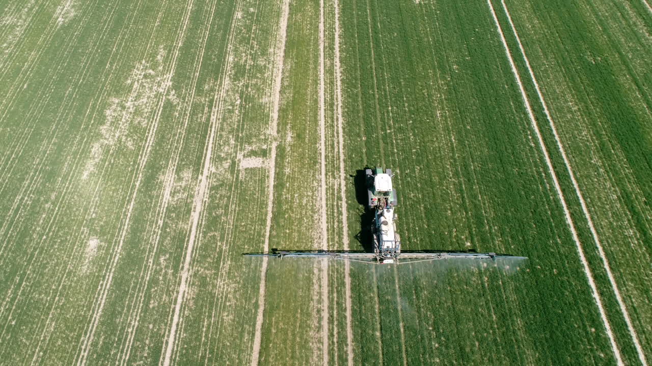 필드 농업 농부 sprawying 화학 물질 gmo에서 일하는 트랙터 필드 식량 생산에