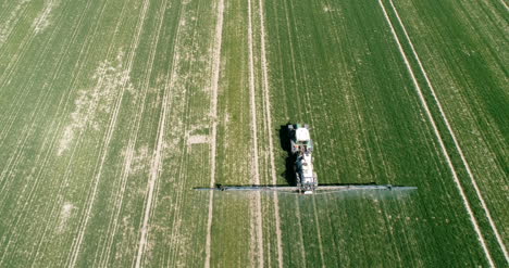 Traktor,-Der-In-Der-Feldlandwirtschaft-Arbeitet,-Landwirt,-Der-Chemikalien-GVO-Auf-Feldnahrungsmittelproduktion-Sprawt