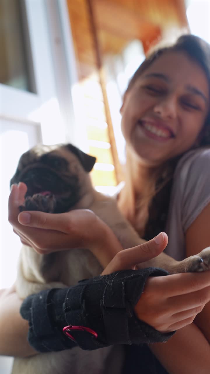 una chica jugando con un cachorro.