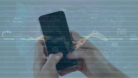 animación del procesamiento de datos sobre el mapa del mundo contra el primer plano de las manos utilizando el teléfono inteligente.