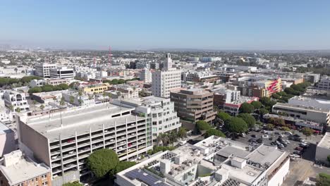 drone subiendo edificios del centro de santa mónica en un día despejado, estados unidos 4k