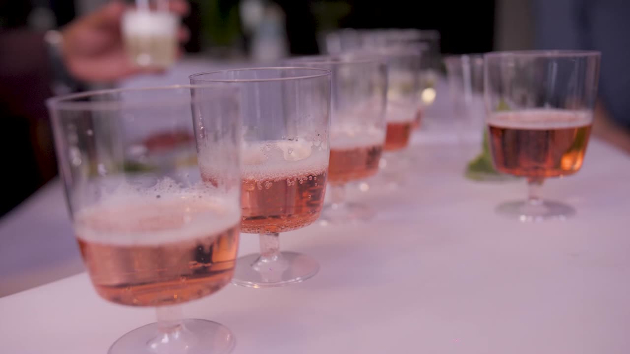 una multitud de personas bailando en la pista de baile en una boda