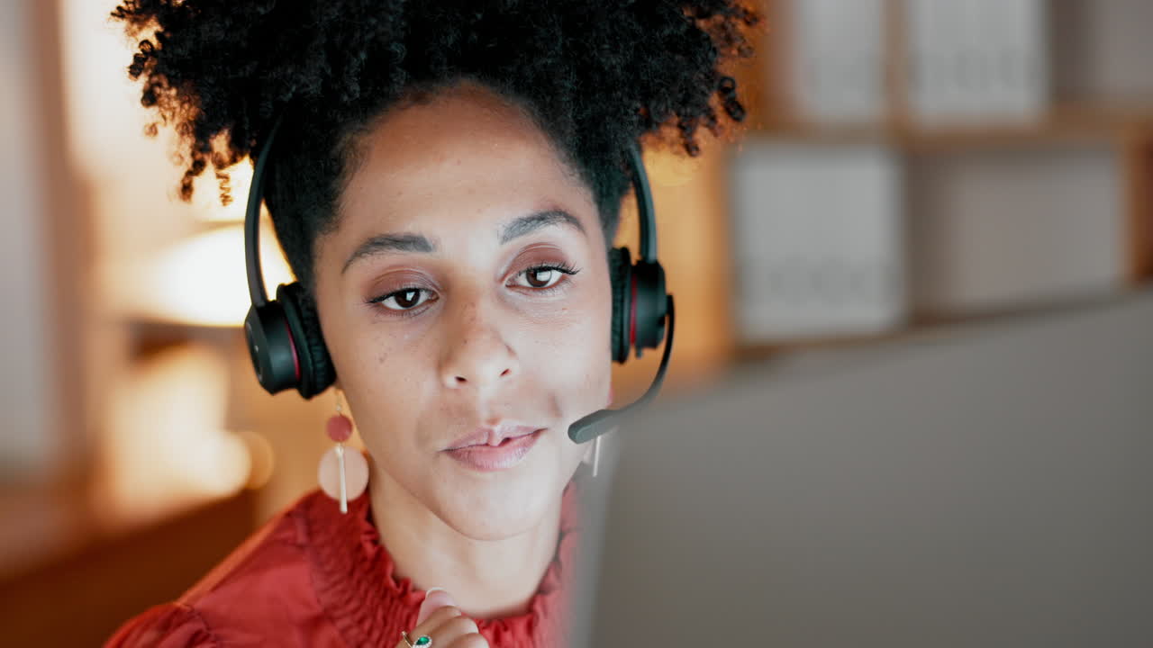 Call center, donna di colore e parlando al computer