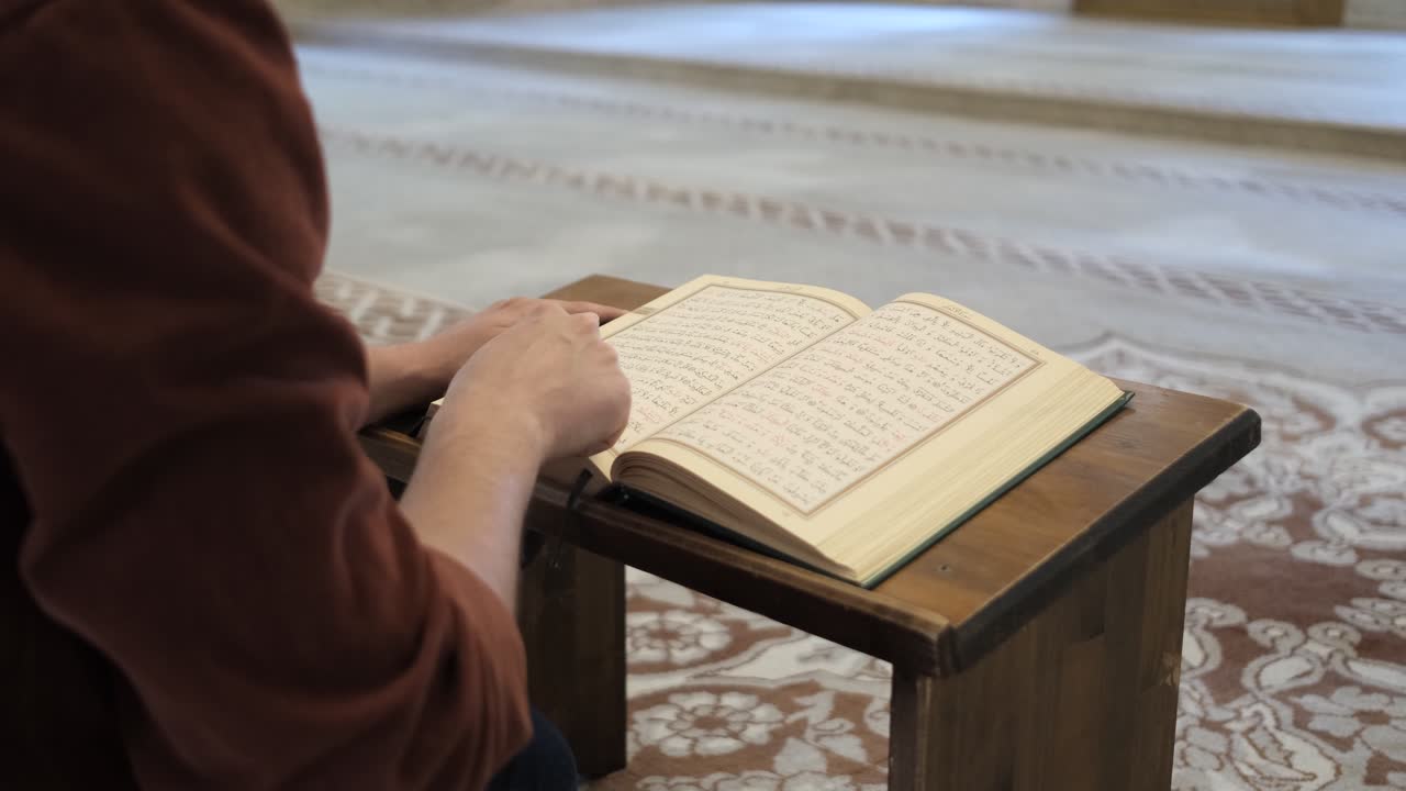 꾸란을 읽는 것을 따르십시오.