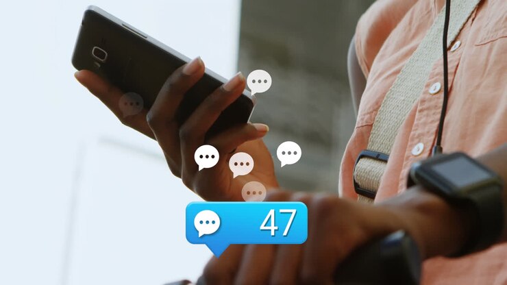 Animazione di un'icona messaggio sopra la parte centrale di una donna afroamericana che usa lo smartphone