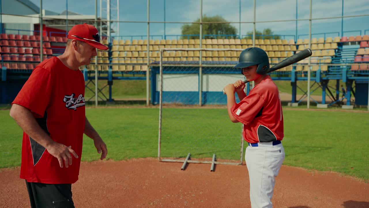 Giocatori di baseball su un campo da baseball