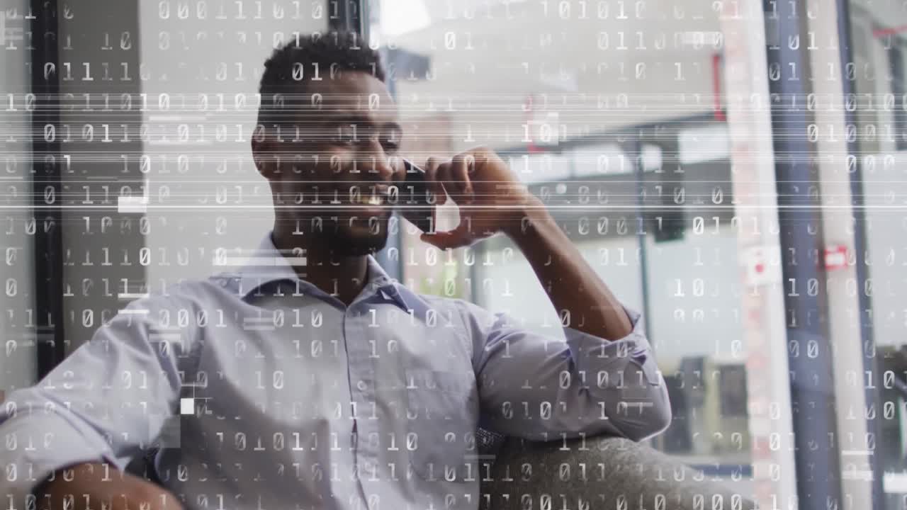 animación del procesamiento de datos sobre un hombre de negocios afroamericano hablando en un teléfono inteligente