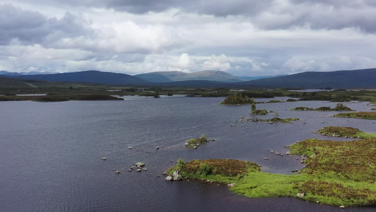 lago salvaje en rannoch moor, glen coe, tierras altas, escocia, aéreo