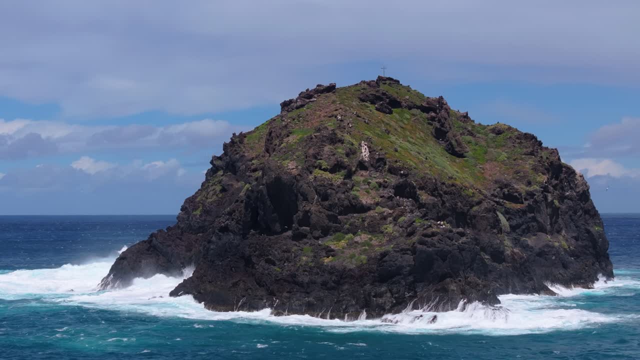 Imagens de drone cinematográficas 4K de poderosas ondas atlânticas quebrando contra Roque de Garachico em Tenerife durante a Tempestade Therese_058.