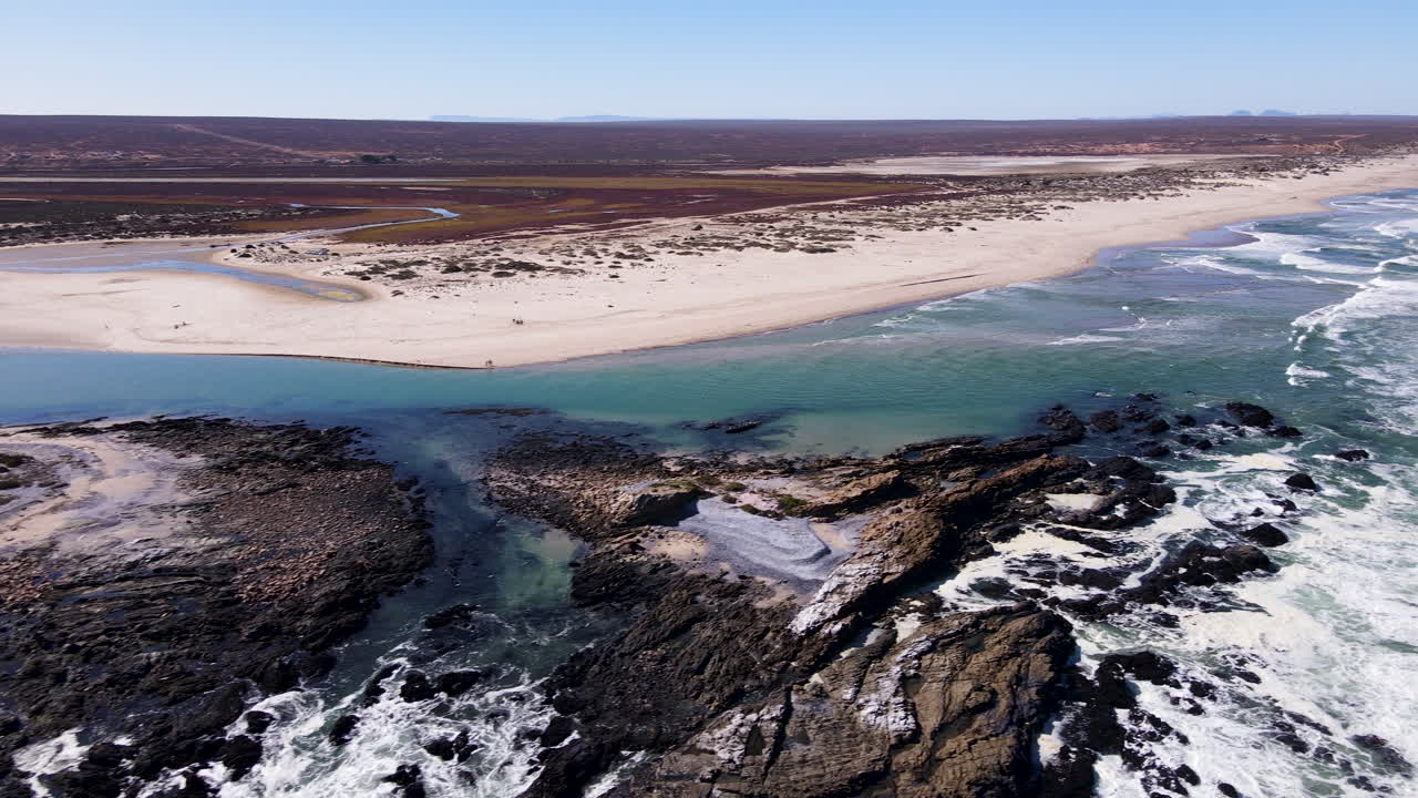 Spiaggia remota e costa occidentale frastagliata all'estuario del fiume Olifants.