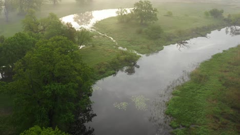 Luftaufnahme-Eines-Natürlichen-Mäanders,-Eingehüllt-In-Morgennebel