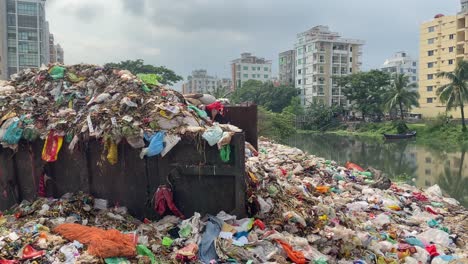 Enorme-Cantidad-De-Basura-En-La-Orilla-Del-Río-En-Bangladesh