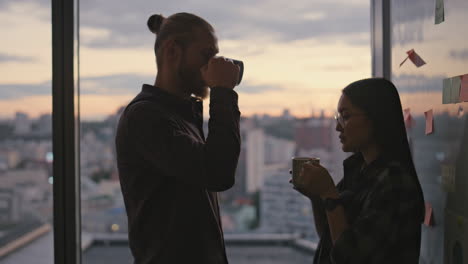 Paar-Silhouetten-Trinken-Kaffee-Bei-Sonnenuntergang,-Nahaufnahme.-Unbekannte-Leute-Reden