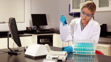 científico haciendo un experimento químico