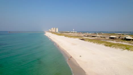 Luftaufnahme-Des-Strandes-Von-Florida-An-Einem-Sommertag-Mit-Klarem-Wasser-Und-Weißem-Sandstrand